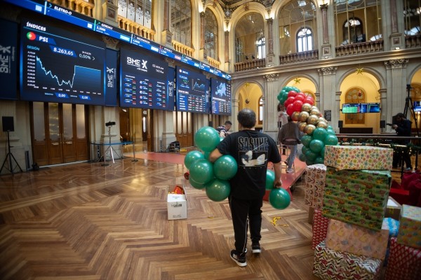 El Ibex 35 estrena el año con un alza de un 1% y un nuevo máximo histórico al filo de los 17.500 puntos