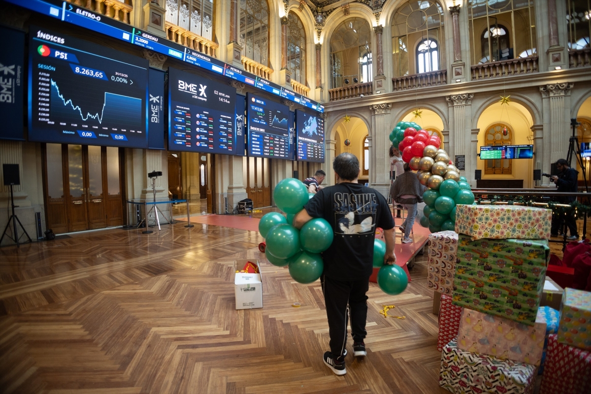 El Ibex 35 estrena el año con un alza de un 1% y un nuevo máximo histórico al filo de los 17.500 puntos