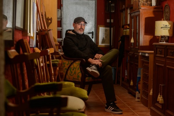 José Antonio, el retratista al que la vida le llevó a triunfar en Kuwait