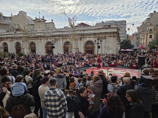 Malabares, clown y acrobacias llenan la plaza Mayor de Castelló con el Nadal de Circ 