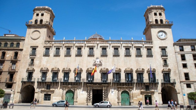 Alicante prepara la peatonalización total de la Plaza del Ayuntamiento con un estudio de tráfico