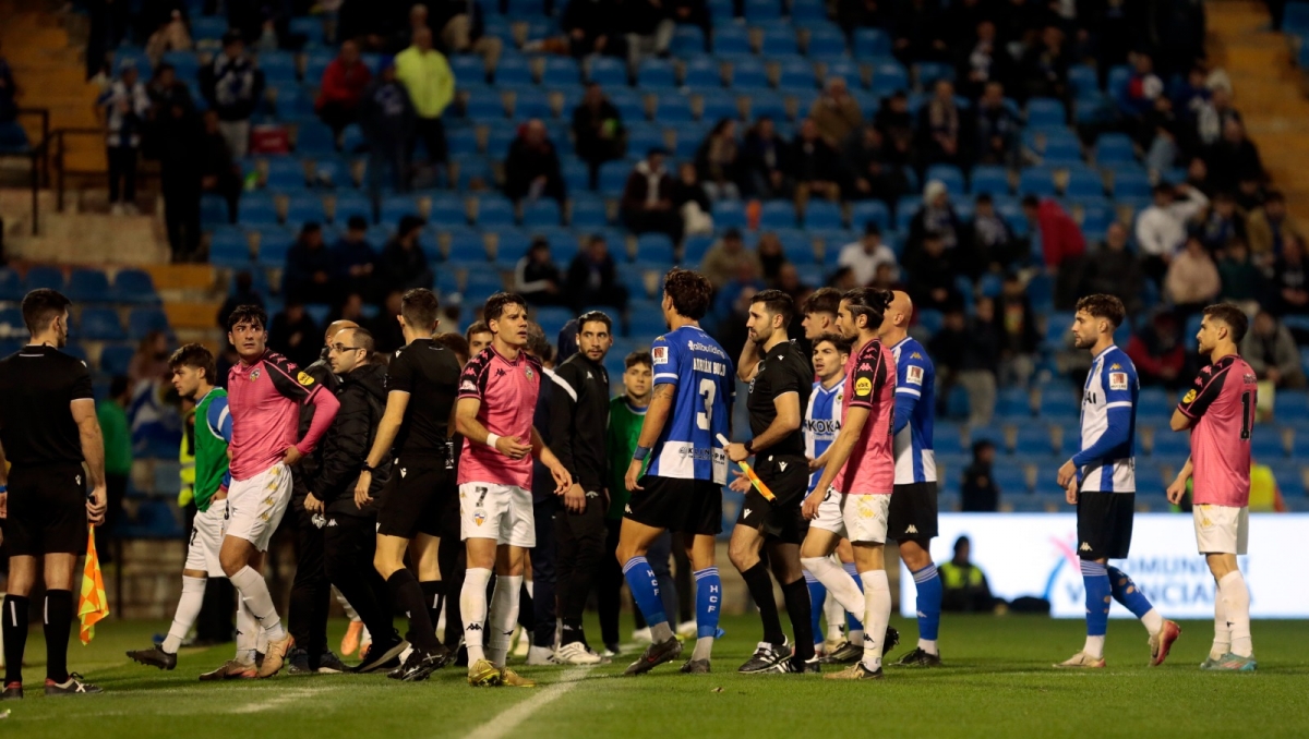 El encuentro estuvo suspendido por un cuarto de hora por el lanzamiento de objetos desde el Fondo Norte