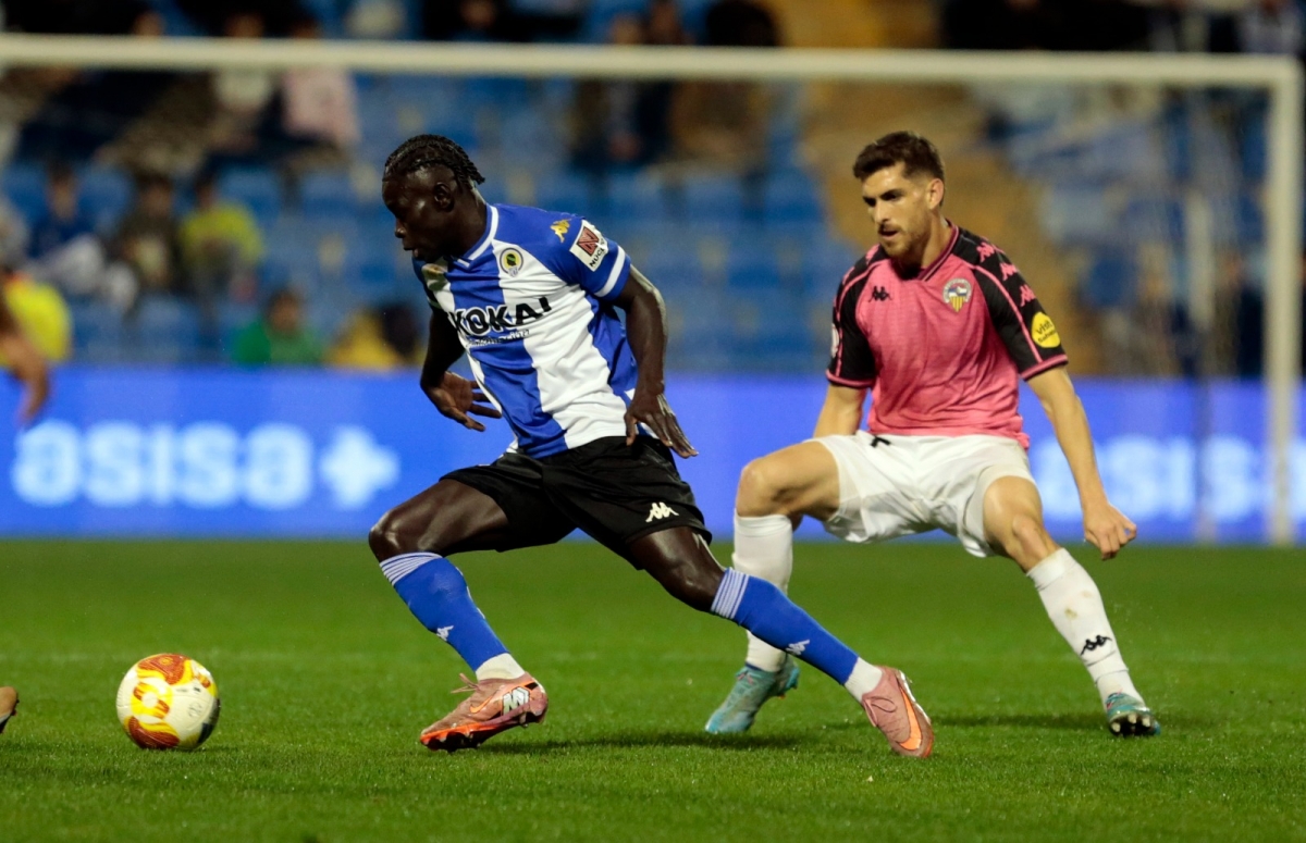 Vique Gomes y Coscia luchan por un balón