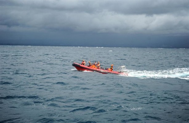 Indonesia regresa a las aguas para localizar a dos valencianos desaparecidos tras naufragio