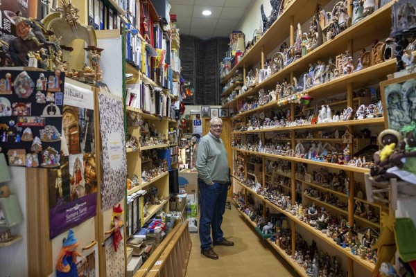 El vecino de Orihuela que atesora más de 1.300 belenes durante los últimos 50 años
