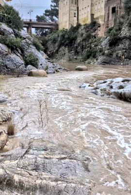El río Gorgos baja con fuerza por Gata y obliga a cerrar los pasos del río y la barranquera en Xàbia
