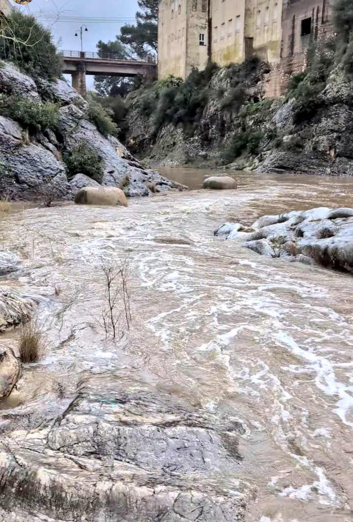 El río Gorgos baja con fuerza por Gata y obliga a cerrar los pasos del río y la barranquera en Xàbia