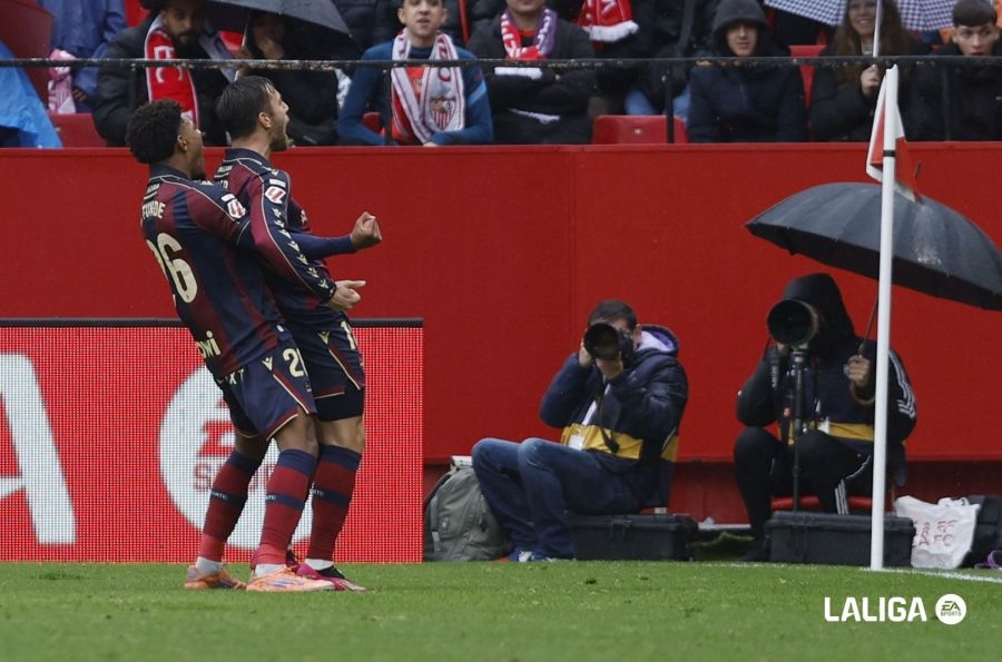 El Levante golea al Sevilla en el debut de Luís Castro