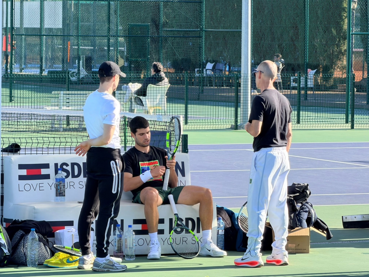 Carlos Alcaraz retrasa al miércoles su viaje a Corea del Sur y los Reyes llegarán para él en El Palmar
