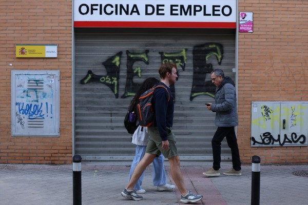 El paro cierra 2025 en su menor nivel en 18 años tras bajar en 152.000 personas, su mayor caída desde 2022