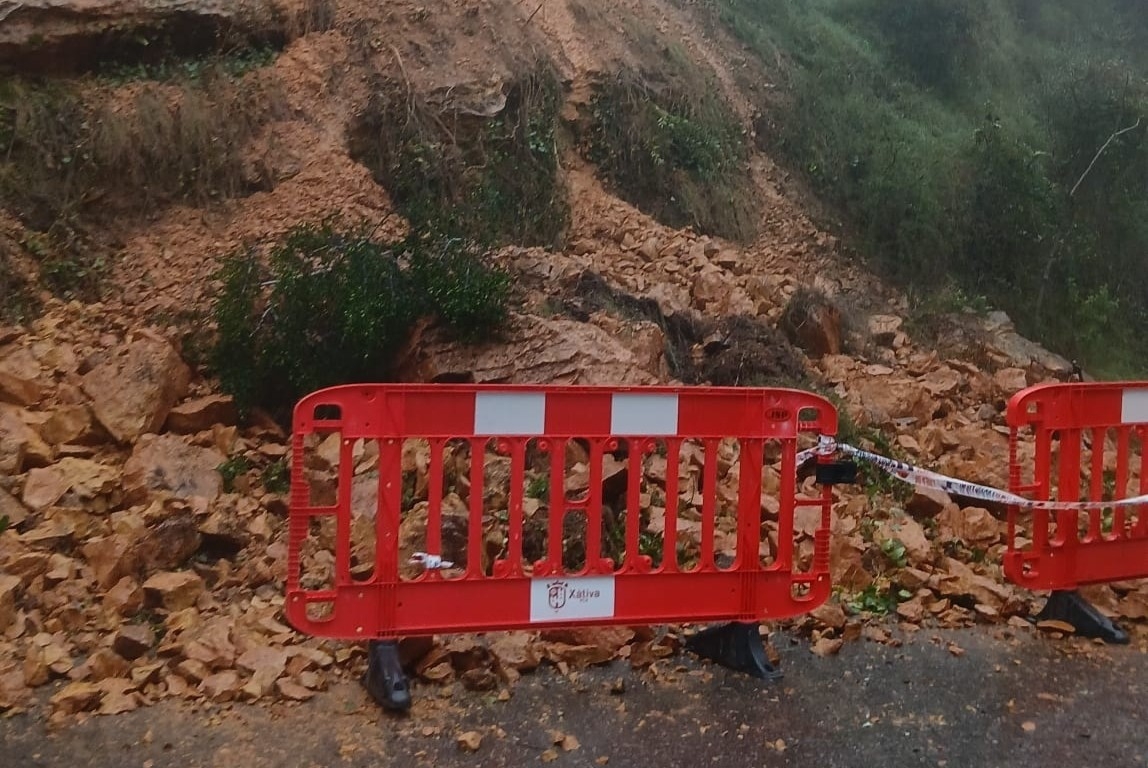El castillo de Xàtiva permanecerá cerrado hoy por un desprendimiento en la carretera de acceso por la lluvia