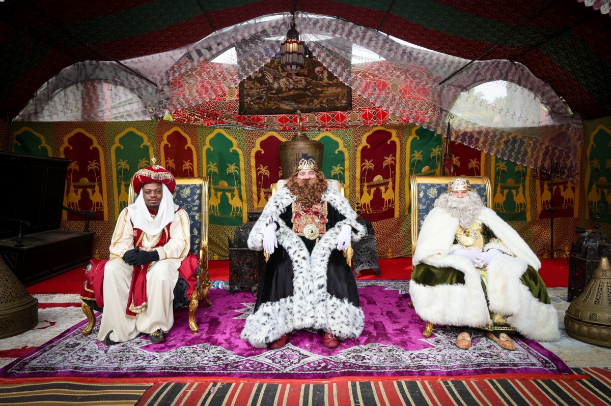 Unos Reyes Magos pasados por agua y frío: así se han adaptado las cabalgatas valencianas de 2026