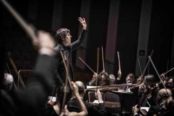 La OV y Nacho de Paz inauguran 2026 en el Palau de la Música con misticismo, color y trascendencia sonora
