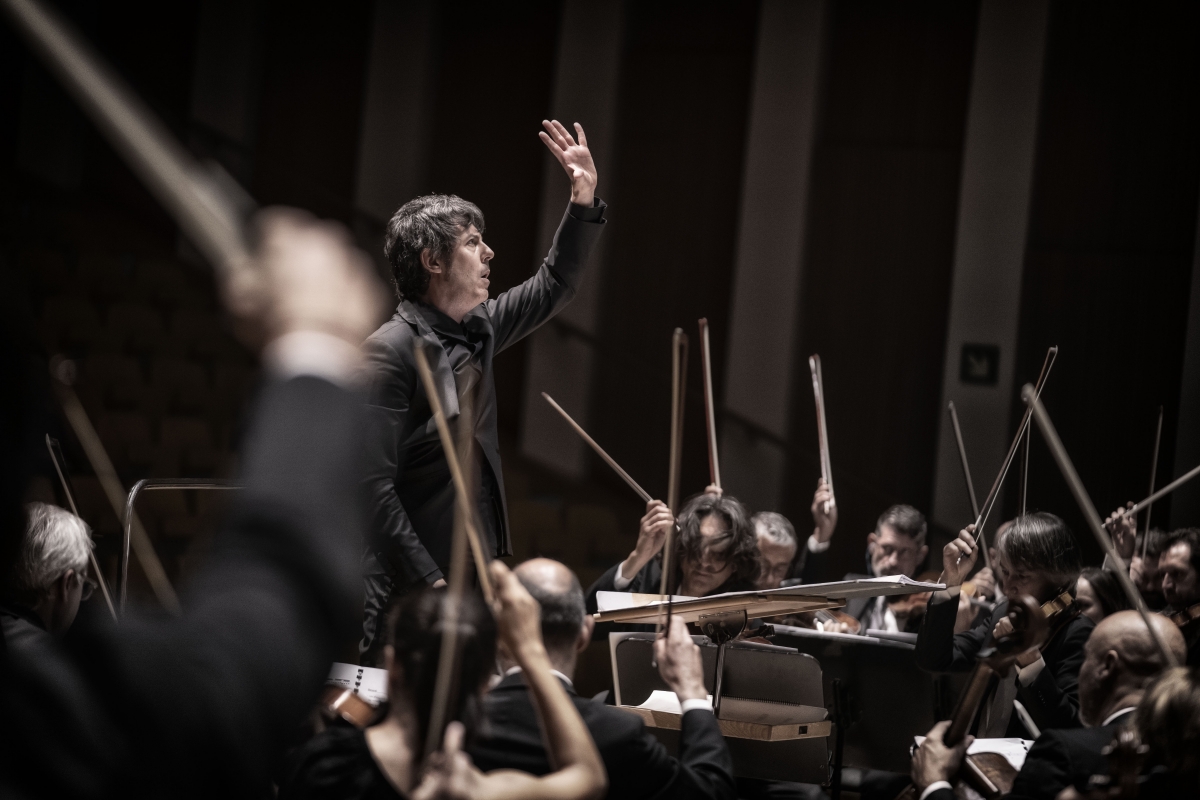 La OV y Nacho de Paz inauguran 2026 en el Palau de la Música con misticismo, color y trascendencia sonora