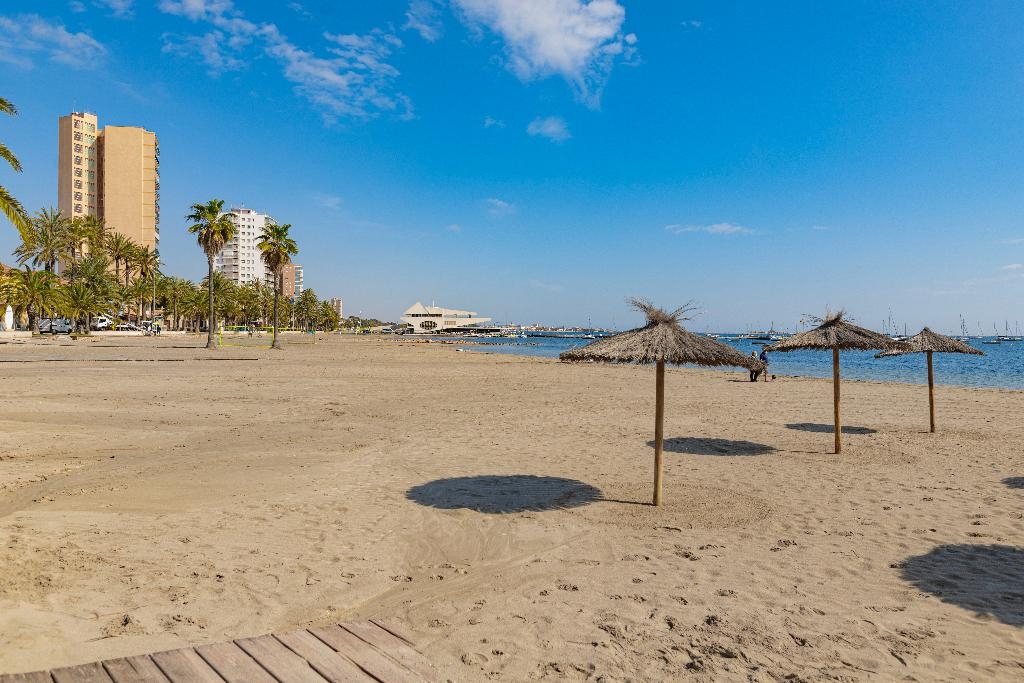 El Ayuntamiento refuerza la limpieza de las playas de Santiago de la Ribera y La Manga durante todo el año