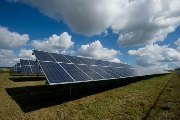 L'Olleria cierra la puerta a grandes eólicas y limita el tamaño de las plantas solares