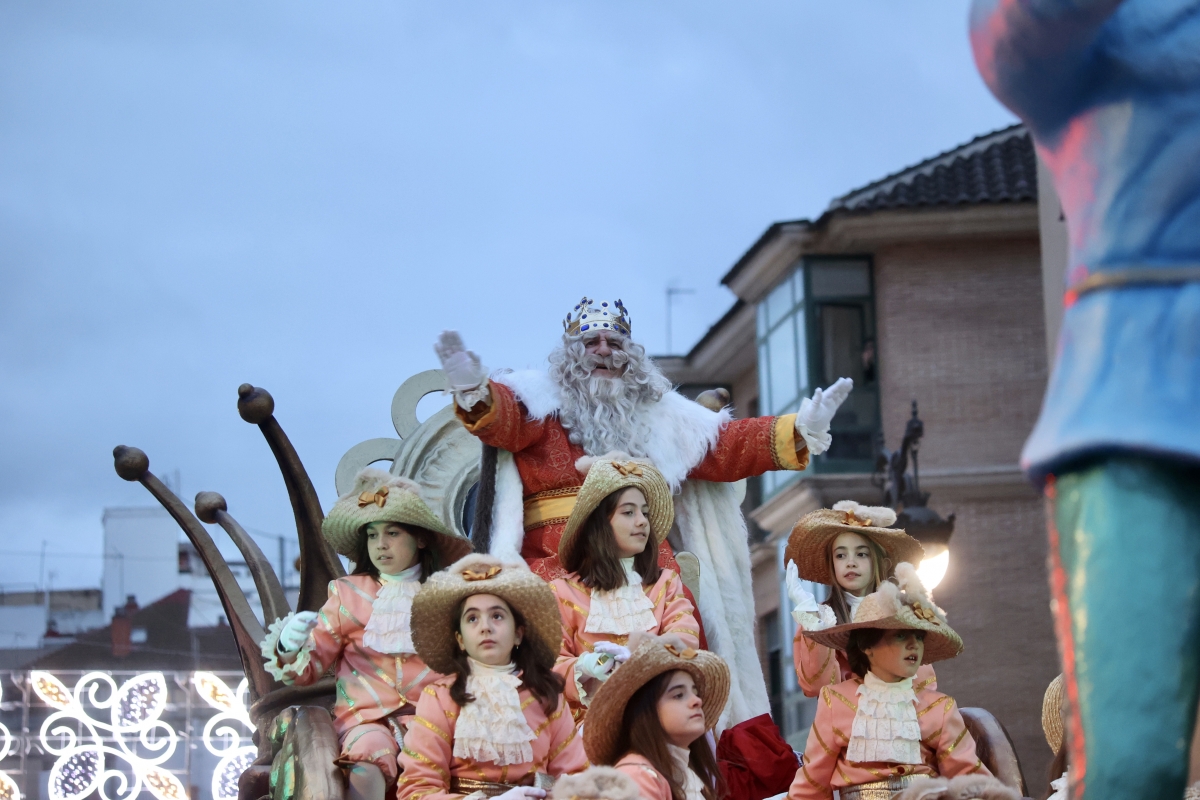La Cabalgata de los Reyes Magos esquiva la lluvia en Murcia y llena las calles de ilusión