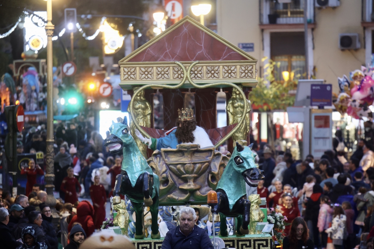 Los Reyes Magos vencen a la lluvia en Murcia y comparten su magia con todos los niños 