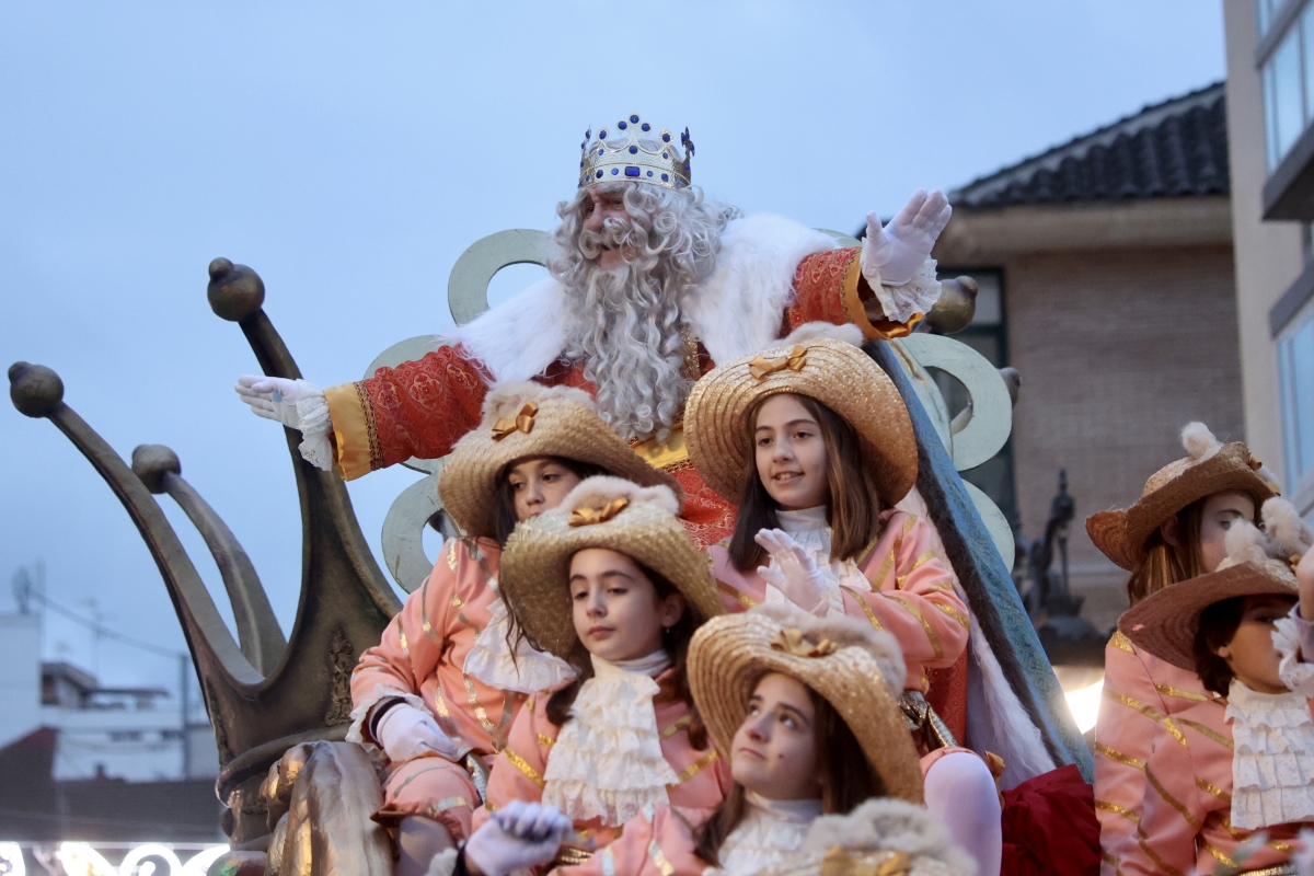 El Rey Melchor, en la Cabalgata de los Reyes Magos de Murcia, en 2026.