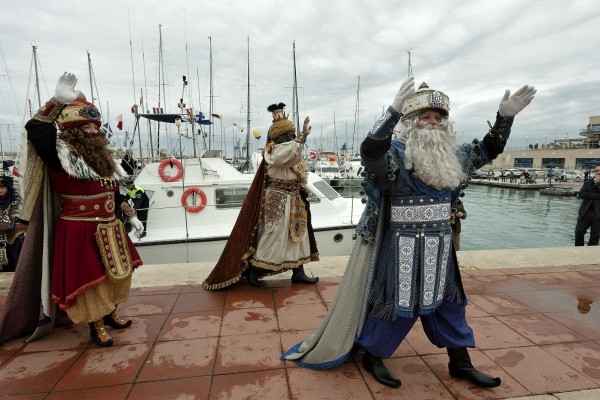 Los Reyes Magos de Oriente llegan al Grau por vía marítima bajo la mirada de cientos de niños
