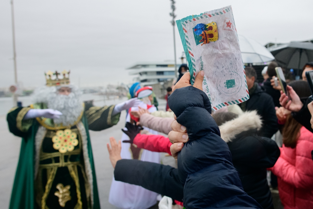 València recibe a los Reyes con bufandas, abrigos y mucha ilusión: 
