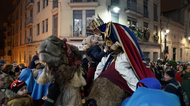 Los Reyes Magos visitan Alcoy: la 141 Cabalgata desafía frío, lluvia y previsión de nieve