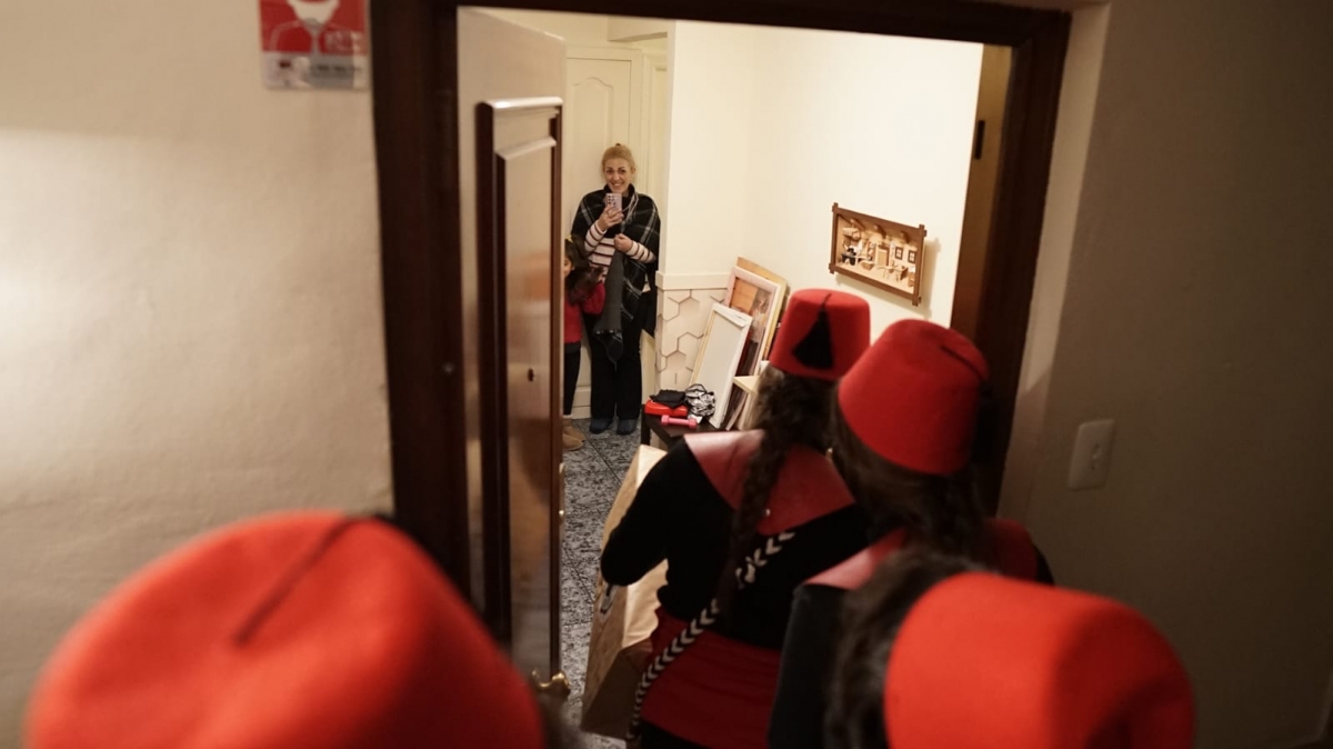Pajes entrando en una casa a repartir los regalos. - FOTO: MIGUEL ÁNGEL VALERO Pajes entrando en una casa a repartir los regalos.