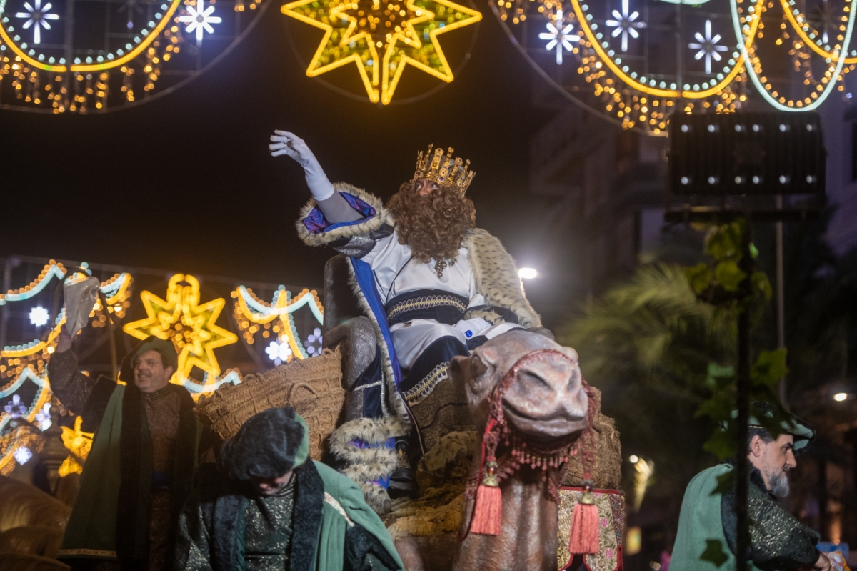 La Cabalgata de Alicante se sobrepone al temporal y cierra la Navidad Gigante con más de 55.000 personas