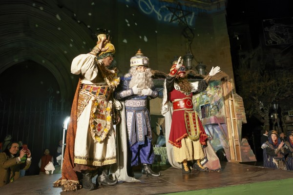 Más de 315 figurantes y nueve carrozas: la magia de los Reyes Magos ilumina la cabalgata en Castelló