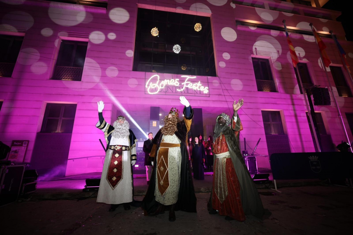 Burriana vive una tarde mágica con la Cabalgata de los Reyes Magos de Oriente