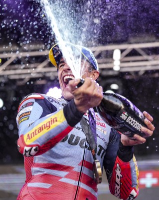 Marc Márquez vuelve a vencer casi tres años después y Jorge Martín sale líder de MotorLand