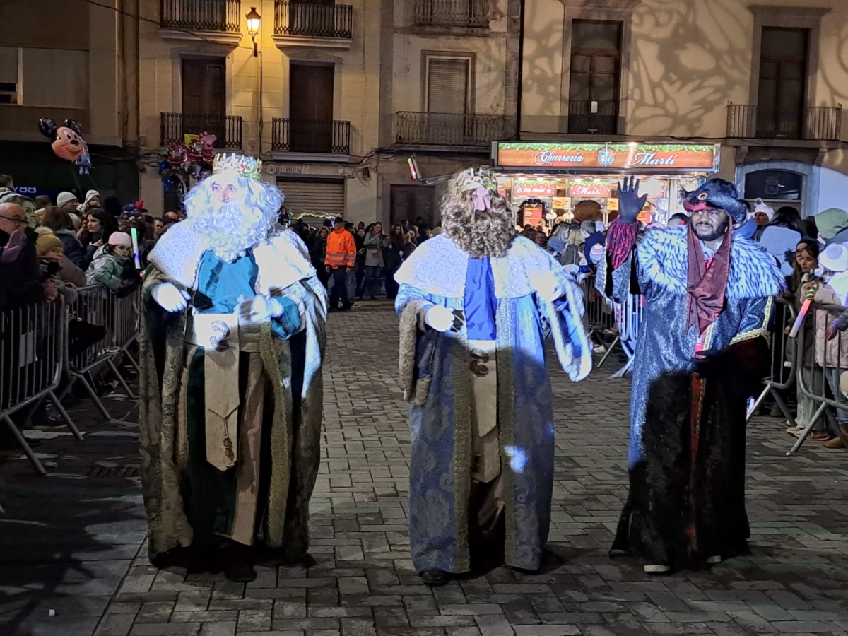Los Reyes Magos llegan a Nules ante la mirada de ilusión de  centenares de niños 