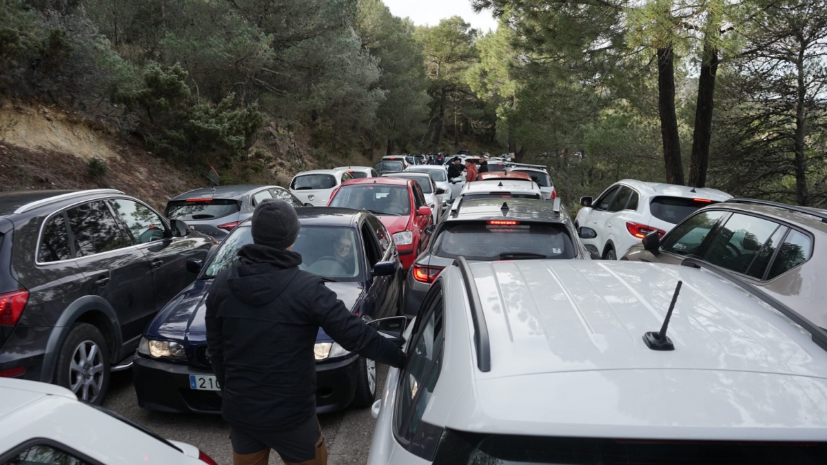 Centenares de personas se acercan a la sierra de Aitana para ver la nieve