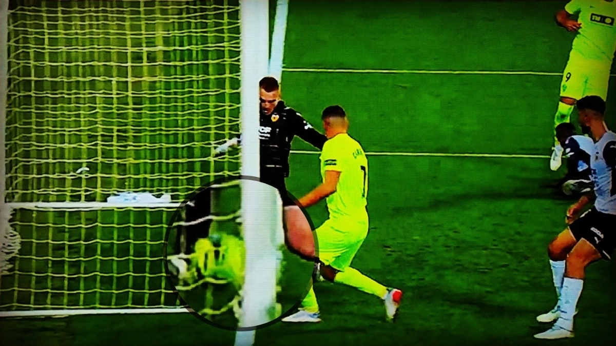 Gol fantasma de Carrillo en Mestalla