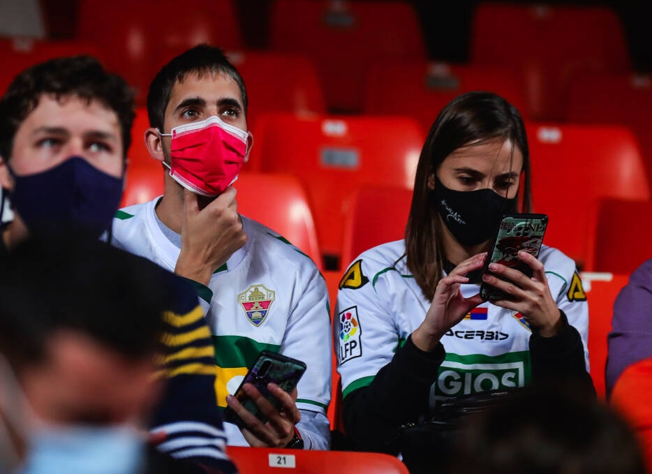 Dos astracanadas arbitrales privaron al Elche CF de empatar en su penúltima visita a Mestalla y de ganar en la última