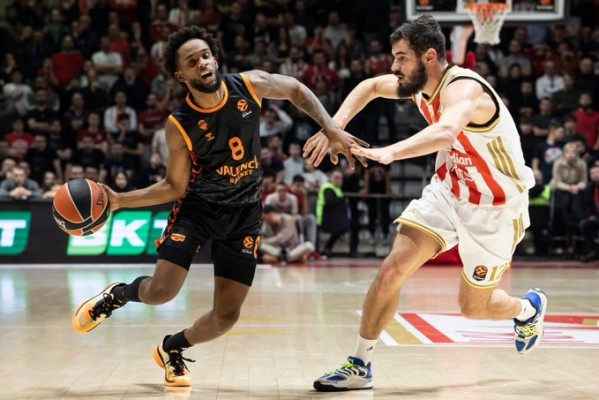 Un gran Jean Montero lidera a un vibrante Valencia para silenciar la Sala Pionir