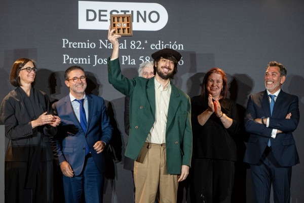 David Uclés gana el Premio Nadal 2026 con la novela 'La ciudad de las luces muertas'
