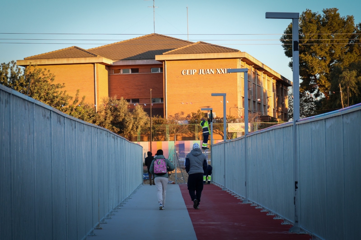 Torrent pone en funcionamiento la nueva pasarela del CEIP Juan XXIII afectada por la Dana