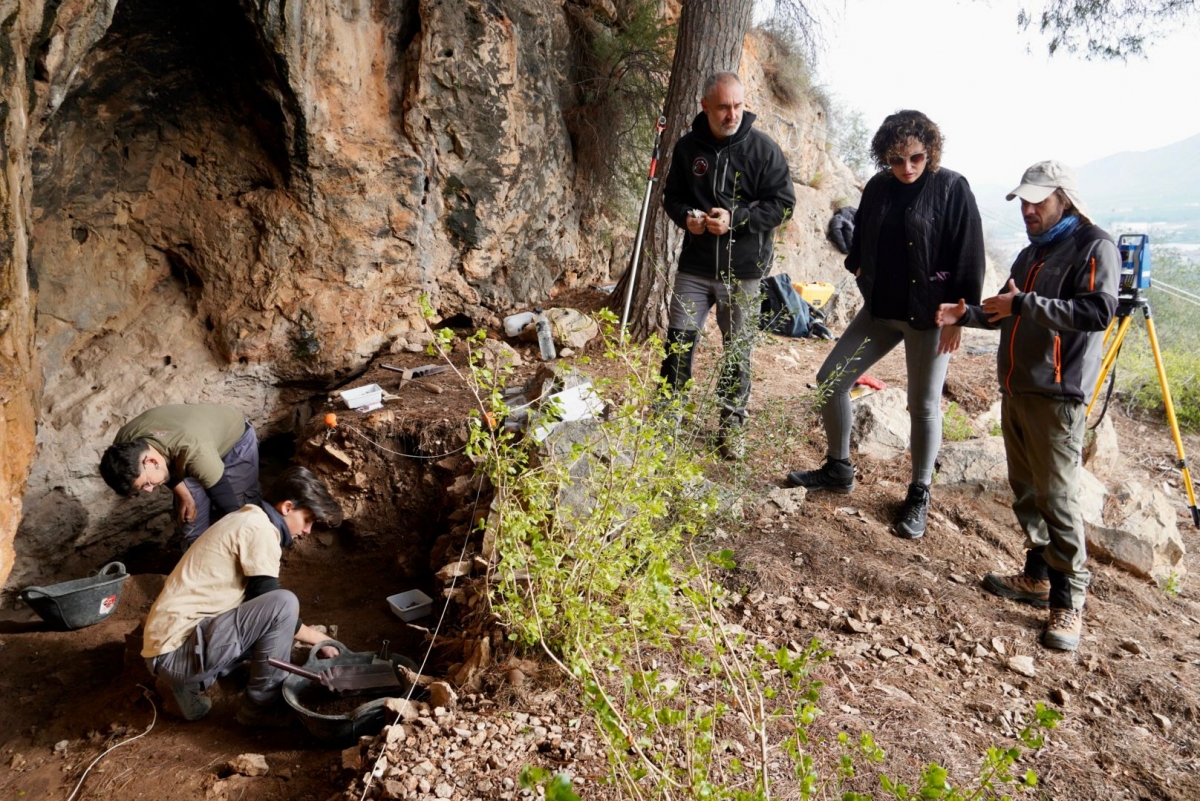 Las excavaciones en el Abrigo de la Capilla sacan a la luz vestigios de hace 30.000 años de los primeros pobladores de Santomera