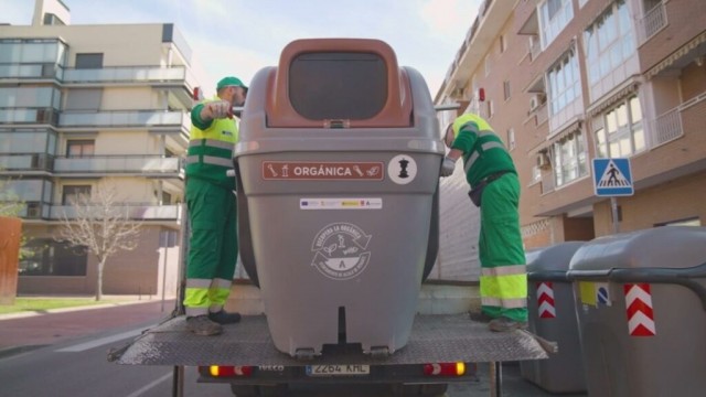 La firma de plásticos Rototank, participada por Juan Rosell, formaliza el traslado de sede de Biar a Villena