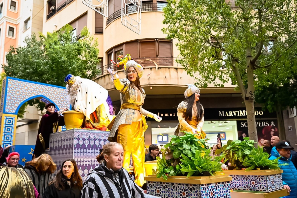 La Navidad en Elche deja una afluencia de 400.000 personas y cambios: no se alquilarán sillas en la Cabalgata