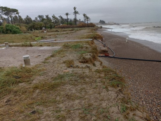 Los vecinos de Almardà, Corinto y Malvarrosa denuncian los daños en las playas tras el último temporal