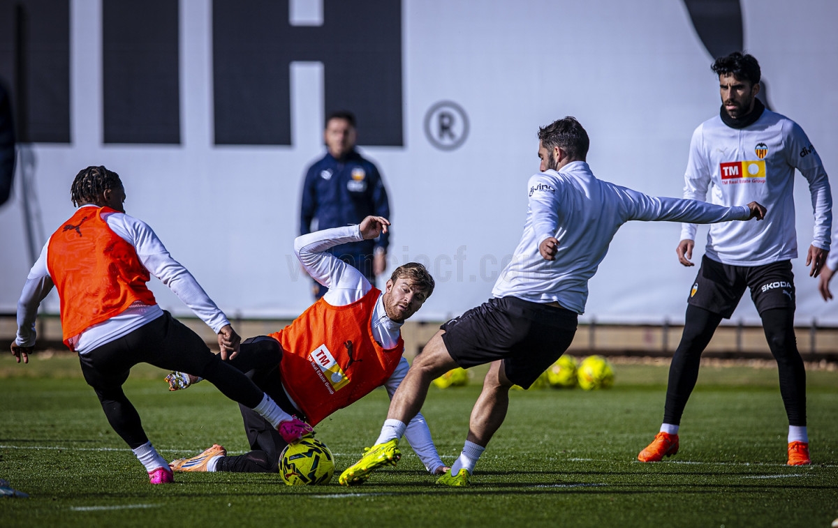 Thierry no se entrena con el Valencia por molestias y Jesús Vázquez lo hace al margen