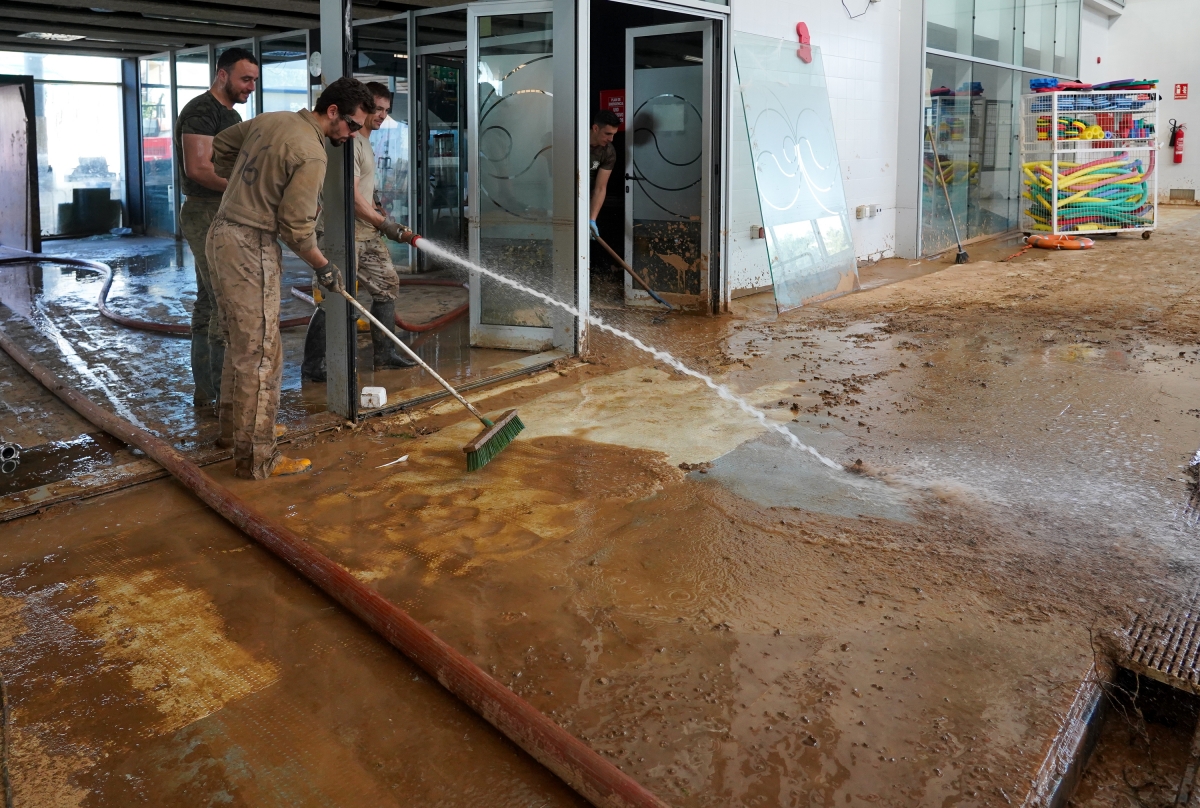 Labores de limpieza en la piscina municipal de Paiporta, afectada por la Dana. - Foto: EDUARDO MANZANA/EP Labores de limpieza en la piscina municipal de Paiporta, afectada por la Dana.