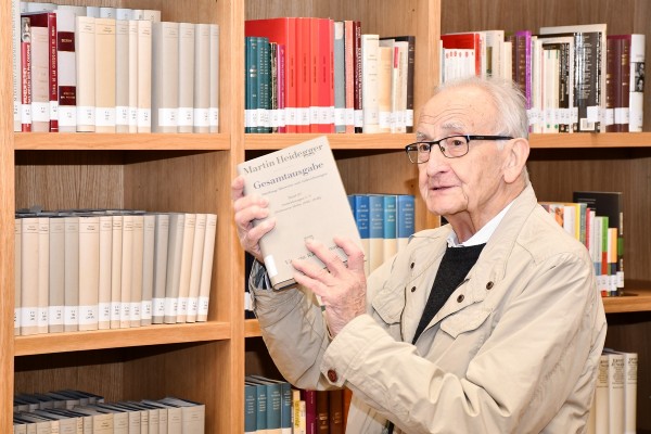 La UCV recibe más de 6.400 libros, cuadros y vinilos del fondo Bernat Beny