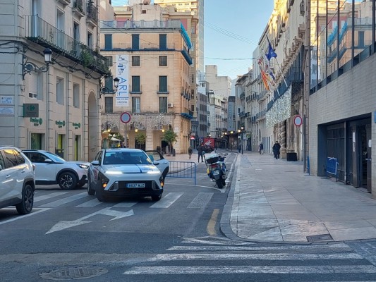 Alicante ajusta el tráfico en la Plaza del Ayuntamiento: solo para buses y taxis y con cámaras