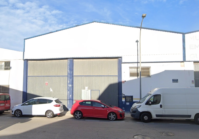 Almacen en la calle Maximiliano Thous.