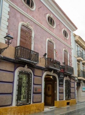 La galería Efe Serrano de Cieza se vende por 749.995 euros: así es esta casa señorial que Paquita 'la de los cuadros' ha convertido en un símbolo