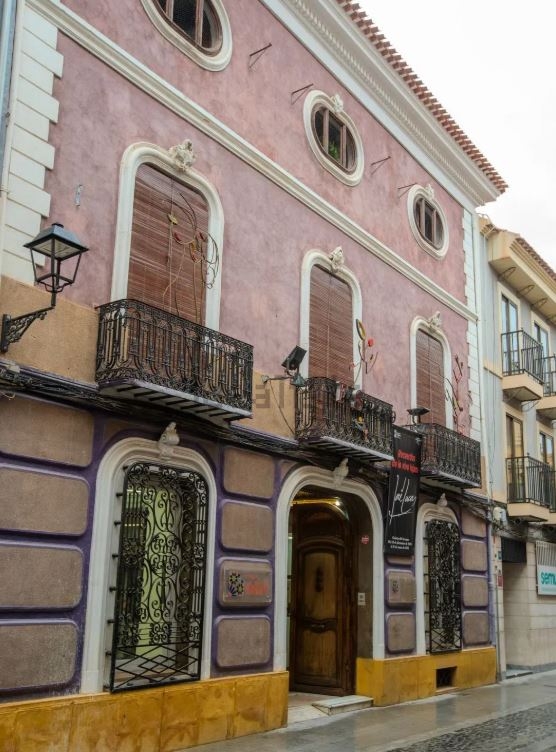 La galería Efe Serrano de Cieza se vende por 749.995 euros: así es esta casa señorial que Paquita 'la de los cuadros' ha convertido en un símbolo