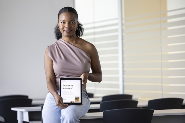 Yamila Torres, estudiante del CEU Castellón, lanza una plataforma para conectar a los enfermeros con la oferta laboral